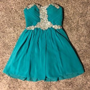 STRAPLESS HOMECOMING DRESS SIZE 3